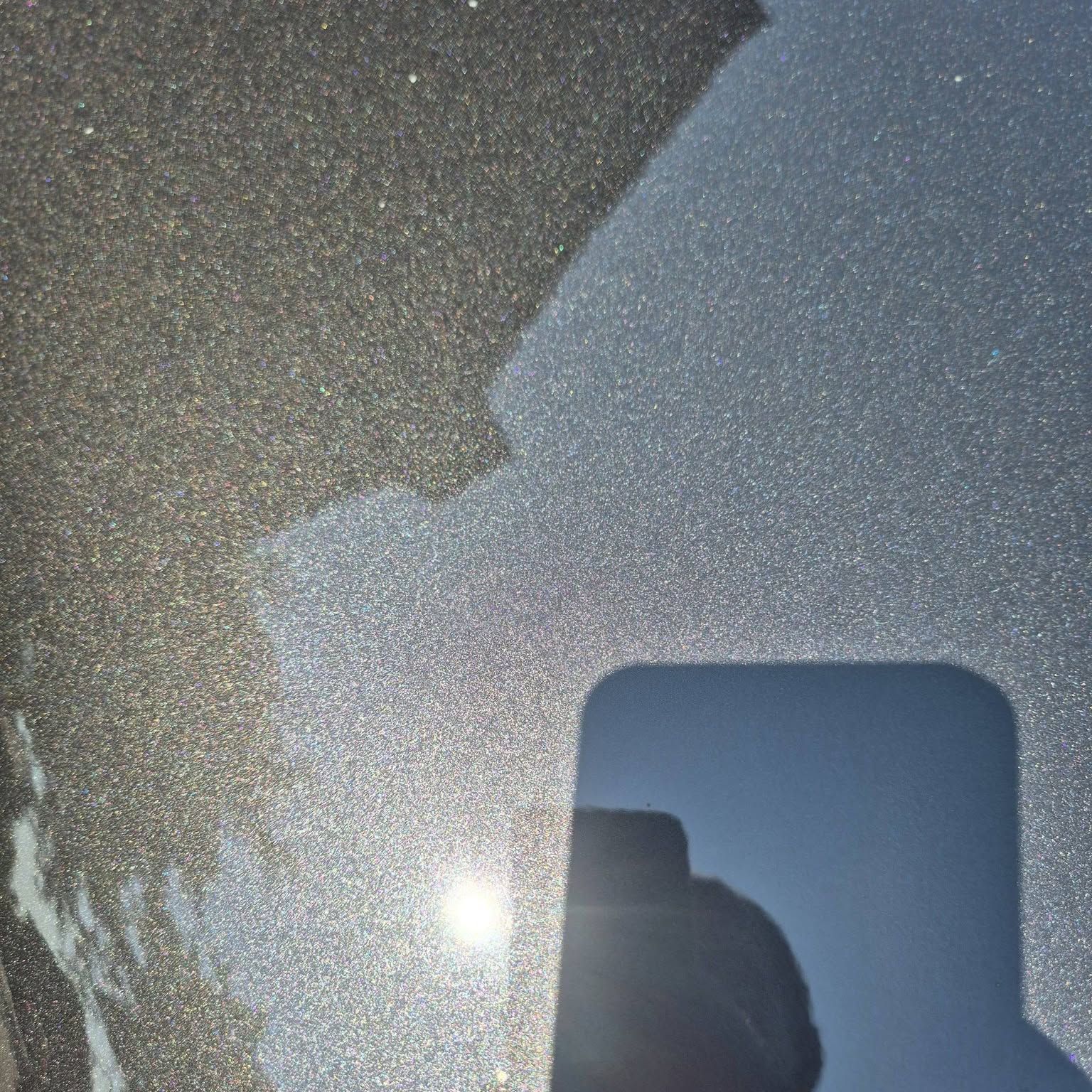 Zwarte metallic lak, half onder het schuim