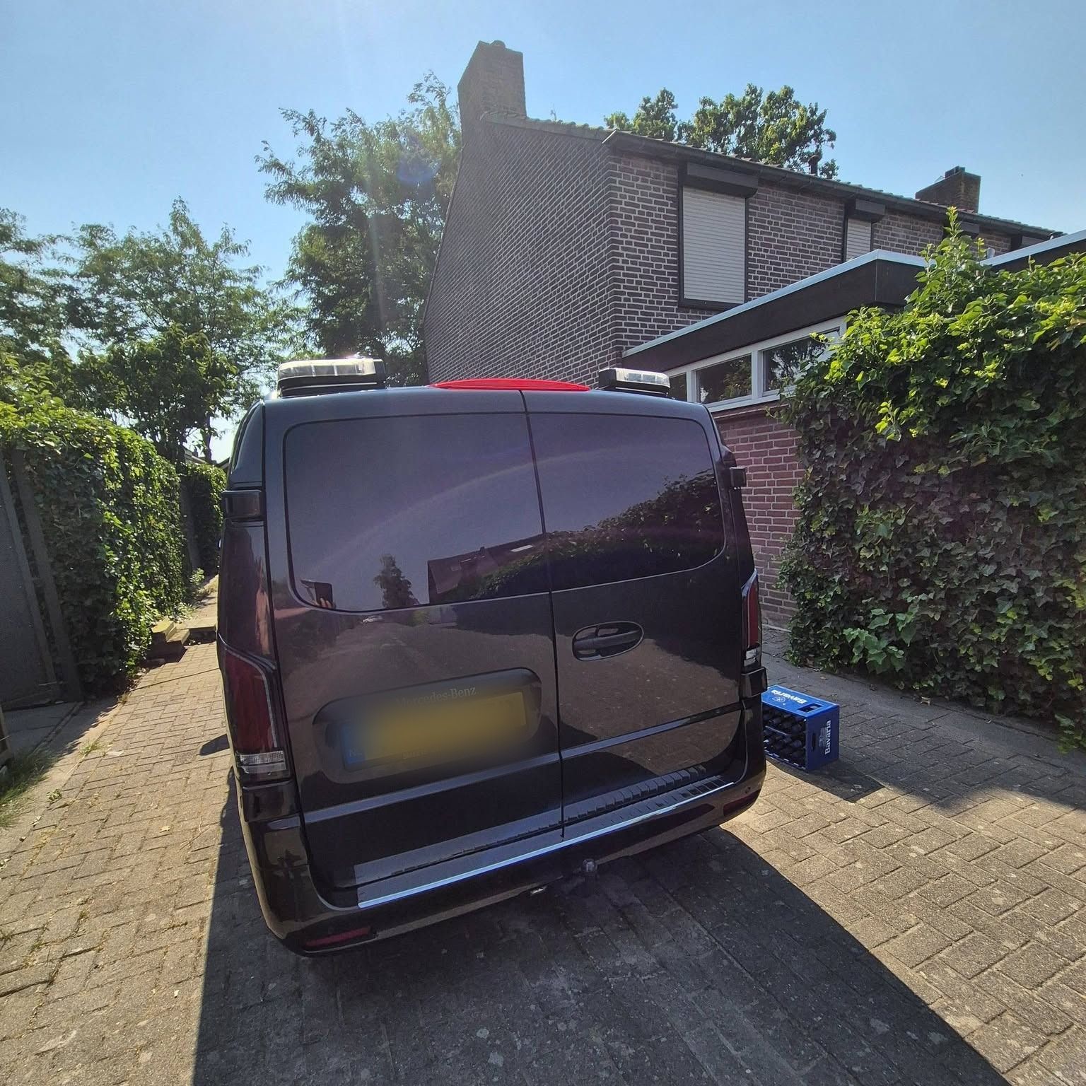 Achterkant van de zwarte bus na het poetsen