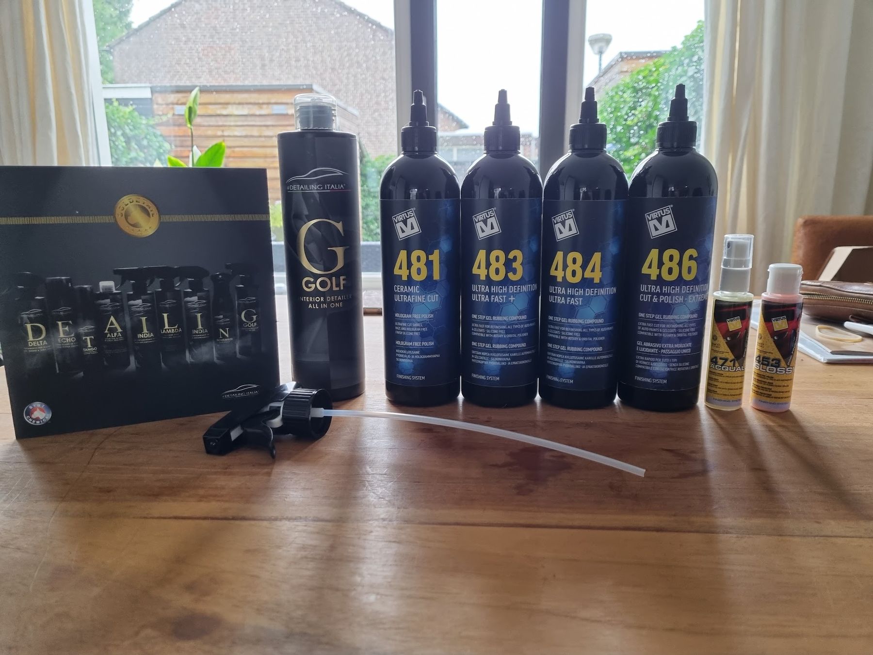 Een rij Virtus-polijstmiddelen en Detailing Italia-producten op een houten tafel