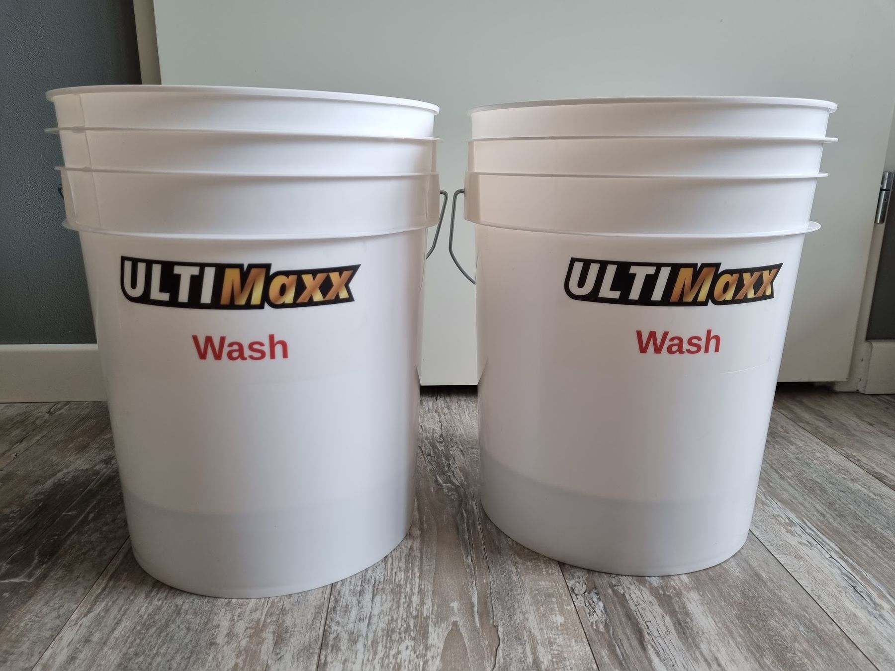 Twee stapels witte Ultimaxx Wash-emmers